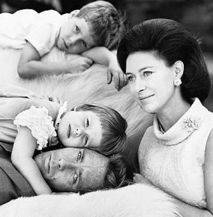 瑪格麗特公主30歲,下嫁攝影師,婚禮上她對(duì)女王行屈膝禮讓人感動(dòng)