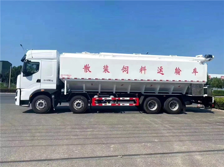 柳汽乘龍小三軸飼料車 畜牧漁業(yè)飼料銷售的理想選擇